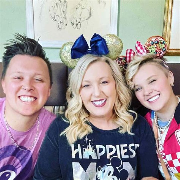 How Much Is Jojo Siwa Mom Worth?