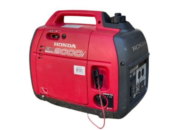 How much oil does a Honda 2000 generator use?