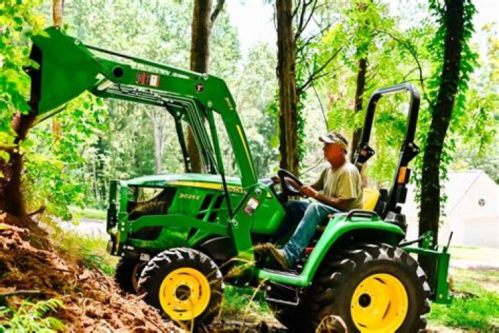 How much weight can a John Deere 3032e lift?