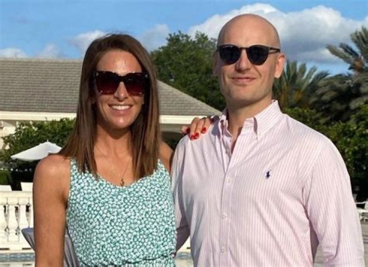 How old is Cara Banks?