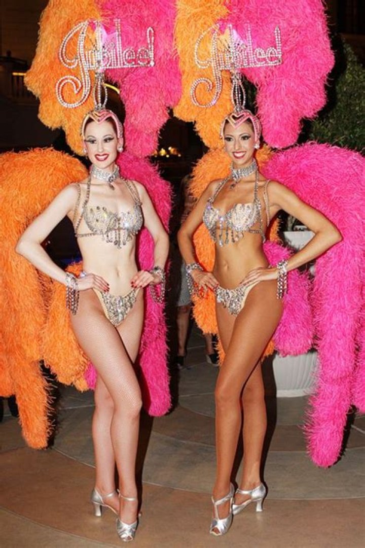 How tall are Vegas showgirls?