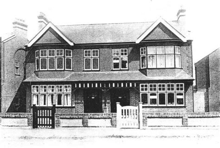 How were 1930s houses built?