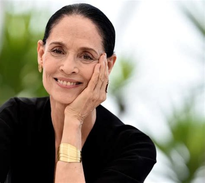 Is Alice Braga married?