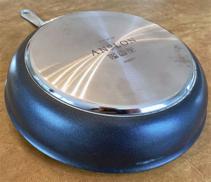 Is anolon or Calphalon better?