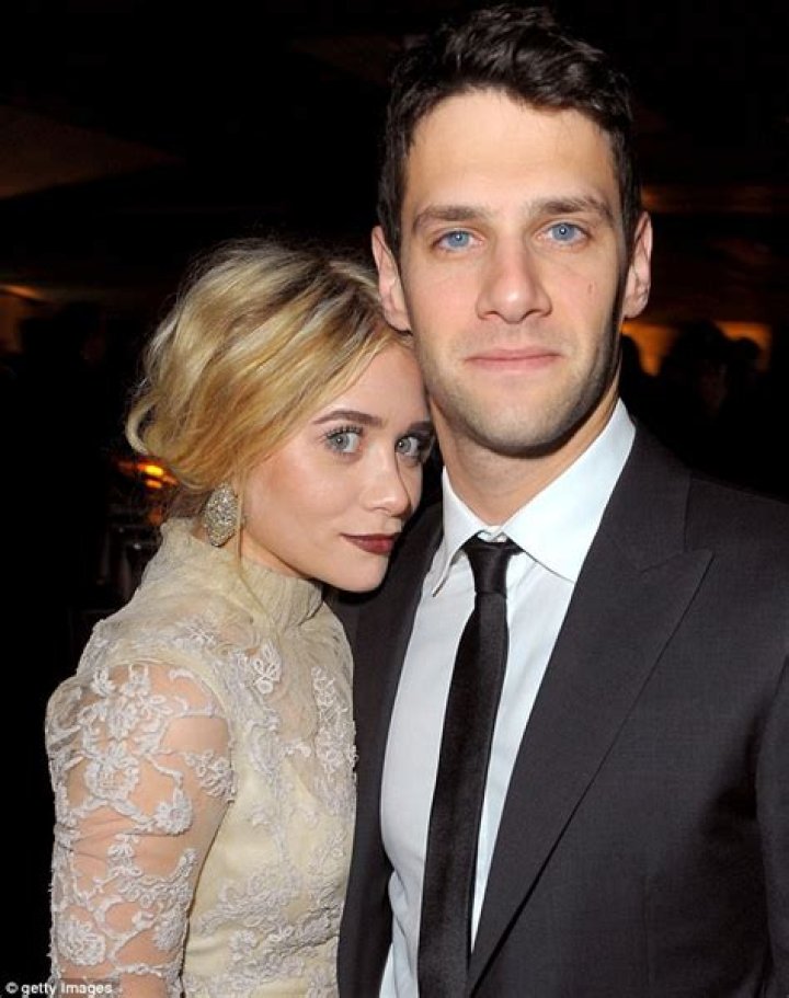 Is Ashley Olsen married to Justin Bartha?