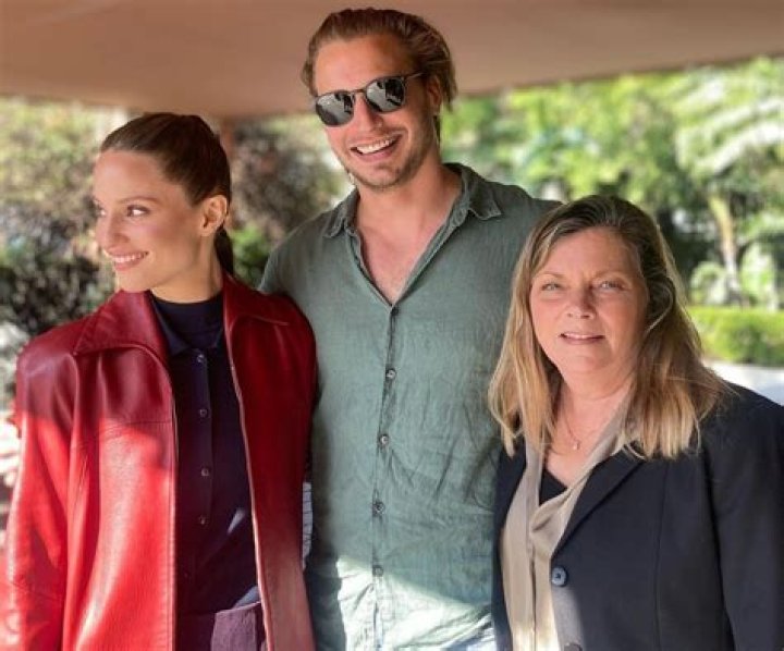 Is Dianna Agron lesbian?