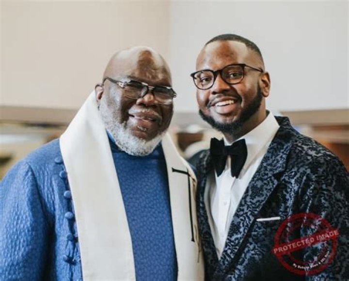 Is Erich Bergen Gay? Age, Height, Net Worth