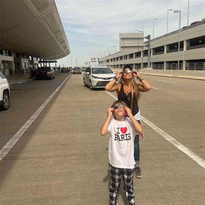 Is Nicole Curtis Married? Who Is Nicole Curtis Husband? Is Nicole Curtis In A Relationship? Nicole Curtis Daughter Does Have Cancer?