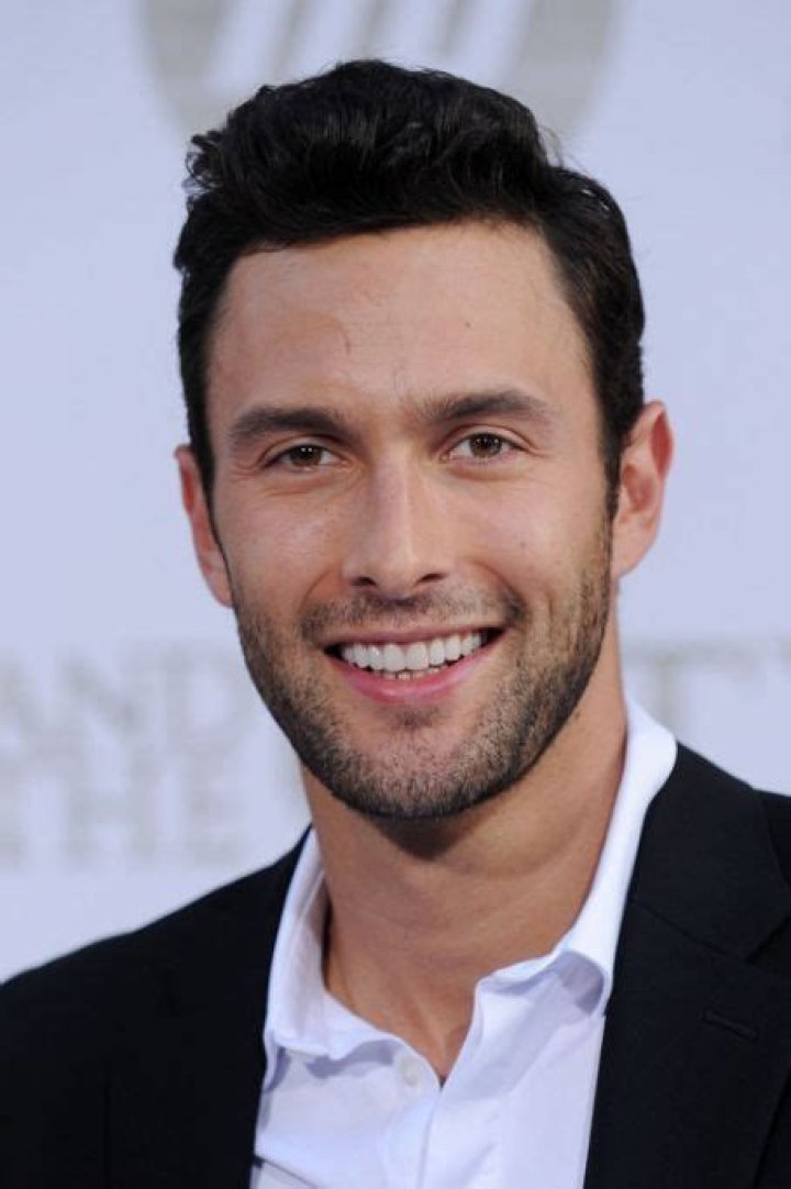 Is Noah Mills Married to Wife? Or is he dating a girlfriend?