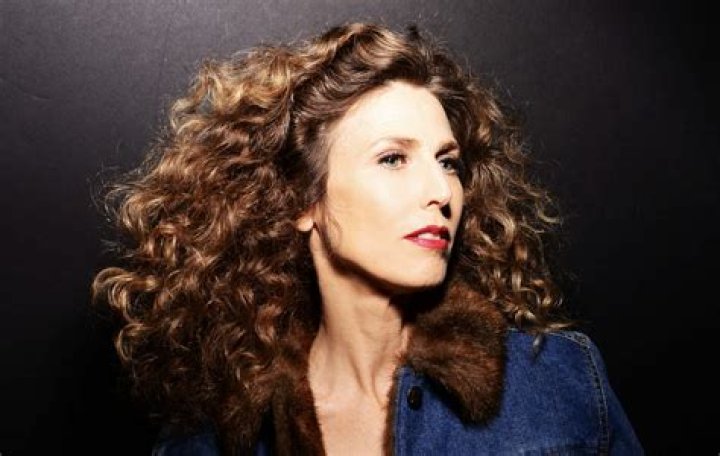 Is Sophie B Hawkins a lesbian?
