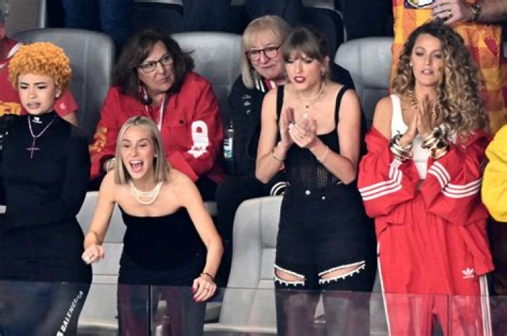Is Taylor Swift friends with Adam Levine?