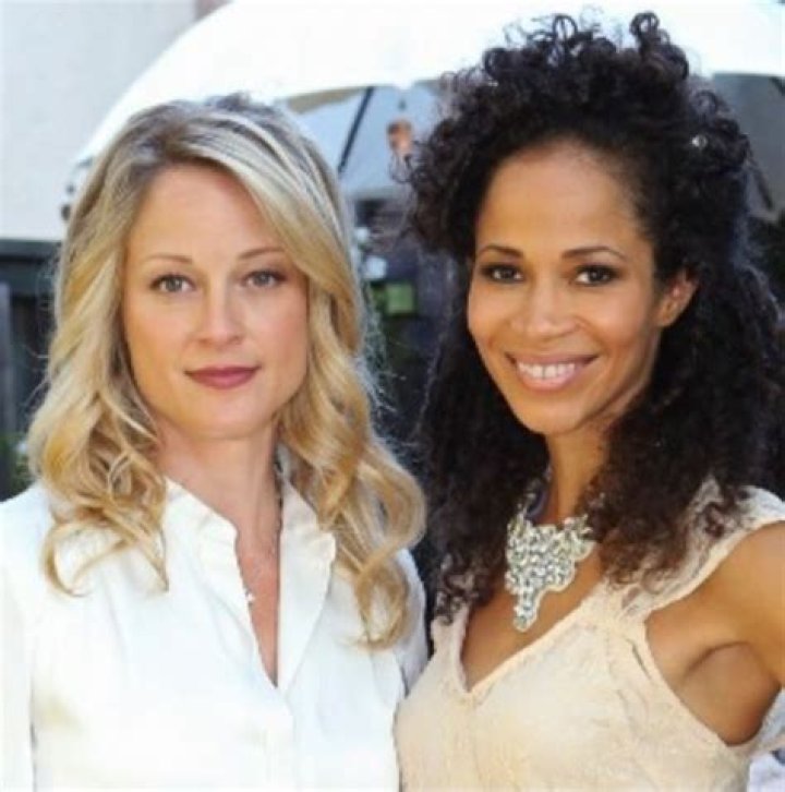 Is Teri Polo lesbian?