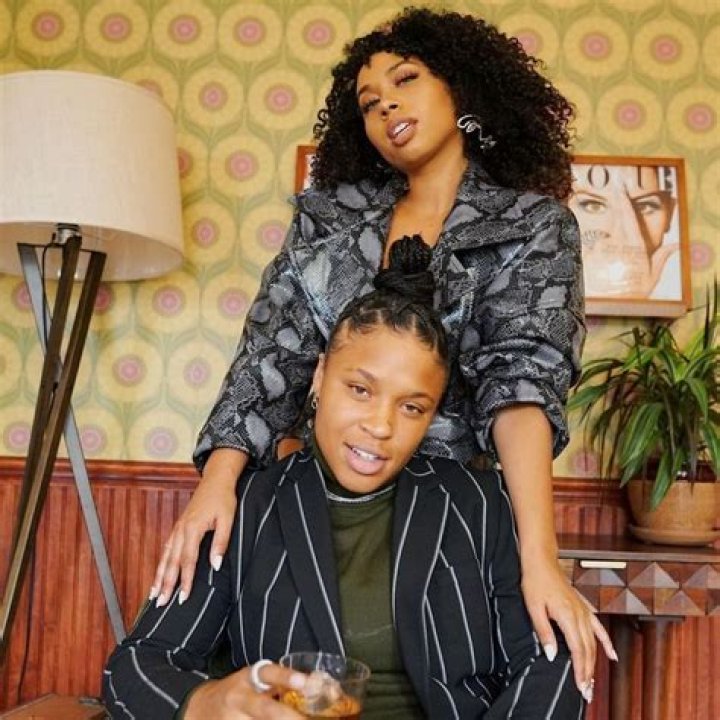 Is Young Ezee lesbian?