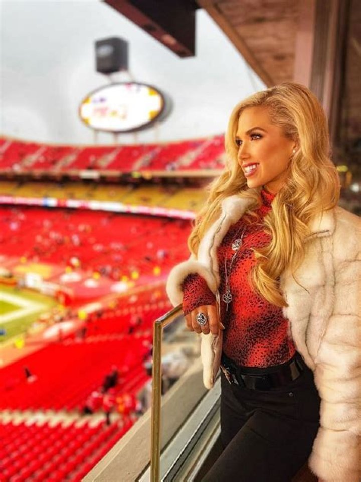 Kirsten Price net worth, age, height, bio, birthday, wiki, and salary