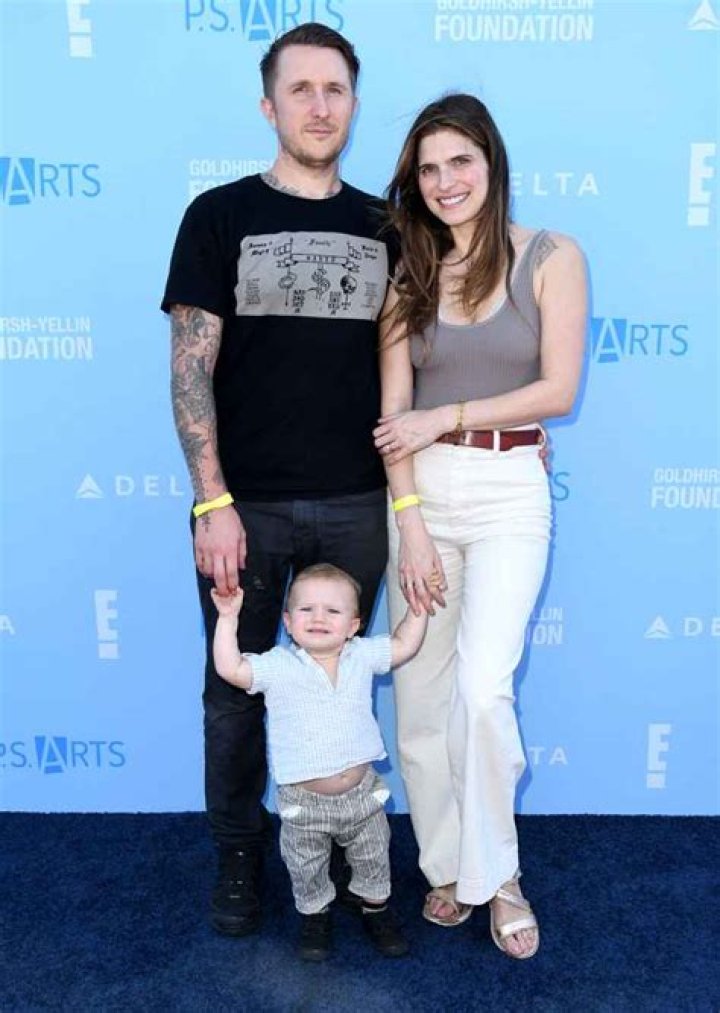 Lake Bell Family: Husband, Children, Siblings, Parentslake-bell-family-husband-children-siblings-parents-2