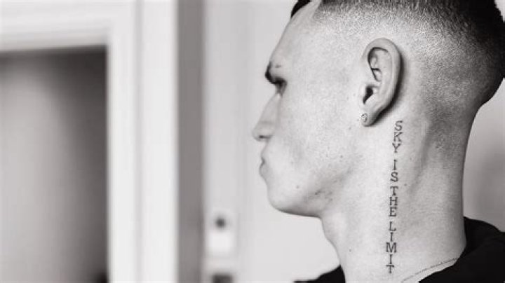 Lover-boy tattoos the name of his girlfriend ‘Agnes’ on his neck