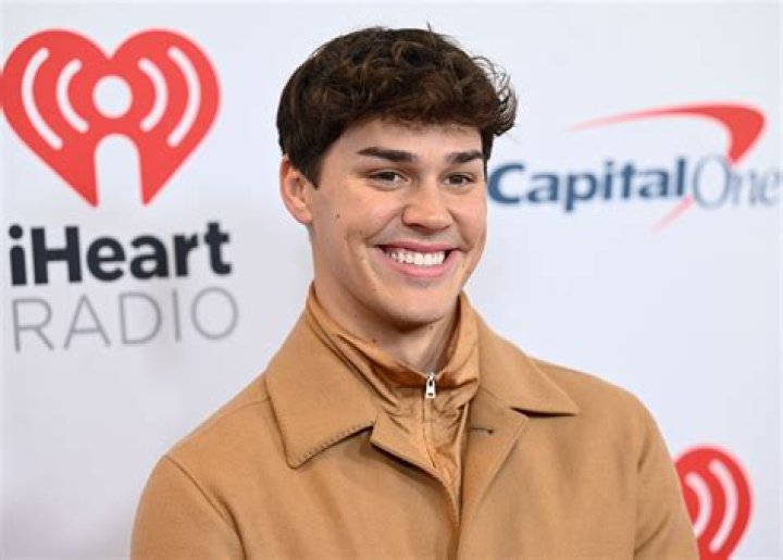 Noah Beck Sexuality: Is He Gay? Why Is His Hairstyle Trending On The Internet?