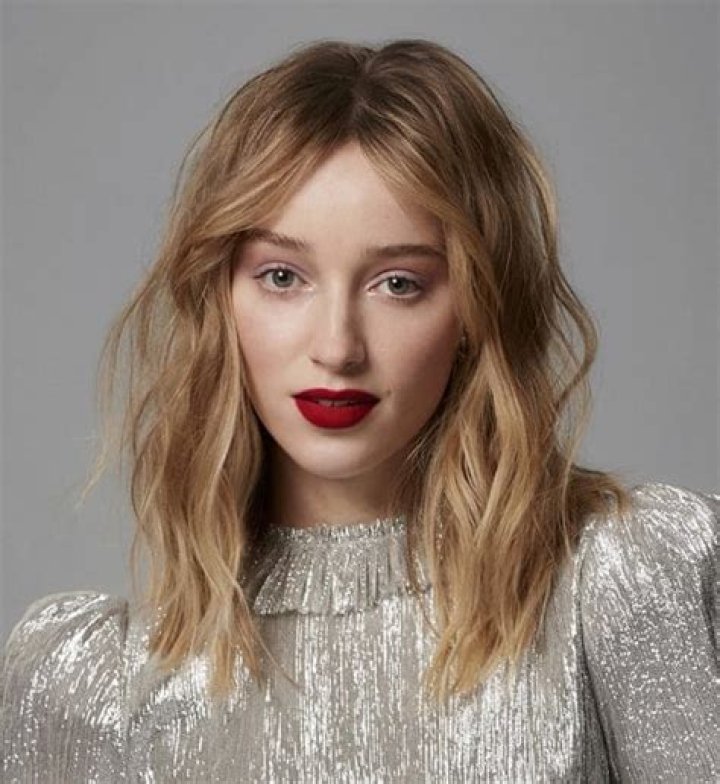 Phoebe Dynevor Wiki, Age, Net Worth, Boyfriend, Family, Biography & More