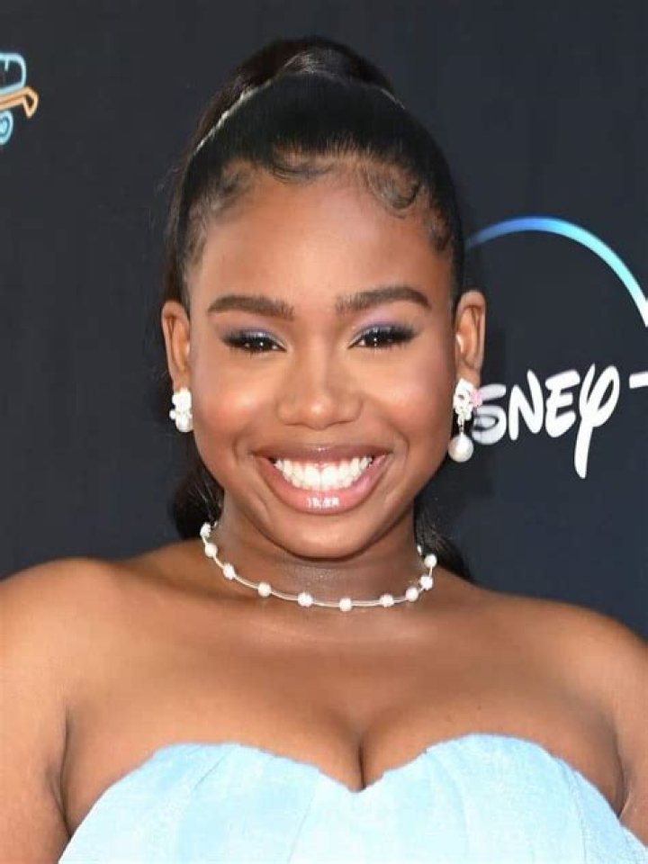 Ruel Biography: Real Name, Age, Hometown, Girlfriend, Parents, Career, Net-Worth, Awards, Instagram, Twitter, Facebook