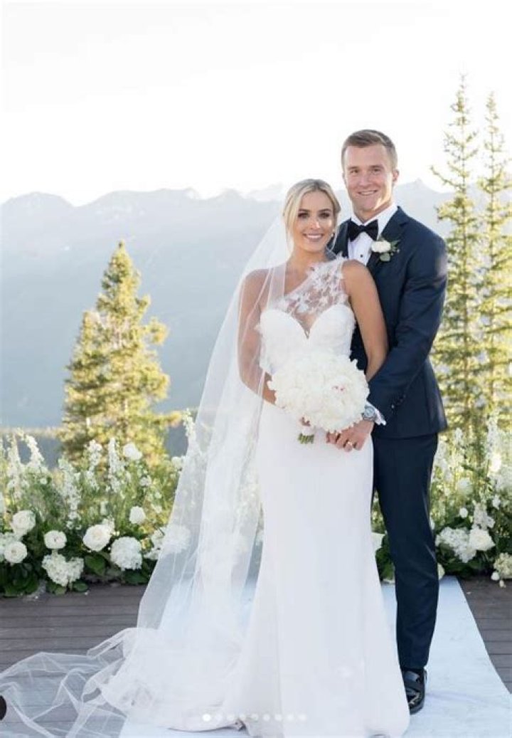 Sam Ehlinger Wikipedia, Age, Net Worth, Height, Weight, Nationality, Ethnicity, Wife, Children, Siblings, Parents, Position, Number, Education, Current Team, Wedding, Salary, Draft, Trade, Instagram