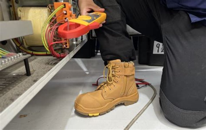 Should electricians wear steel toe boots?