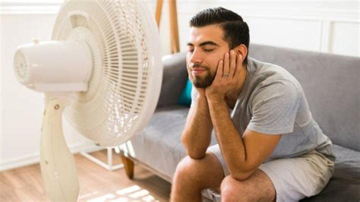 Should radiator fan turn on when AC is on?