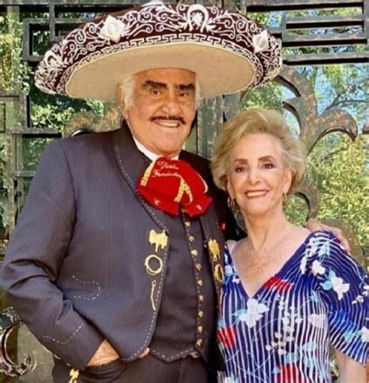 Vicente Fernandez is Married to Wife: Maria del Refugio Abarca. Kids