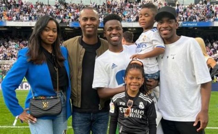 Vinicius Jr family, wife, children, mother, father, parents, siblings