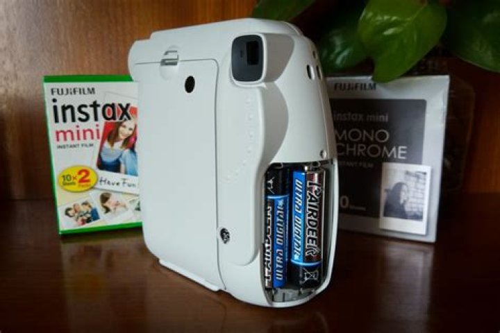 What batteries do Instax Mini 9 use?