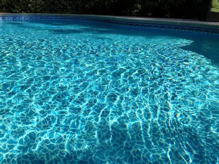 What color pool liner looks best?