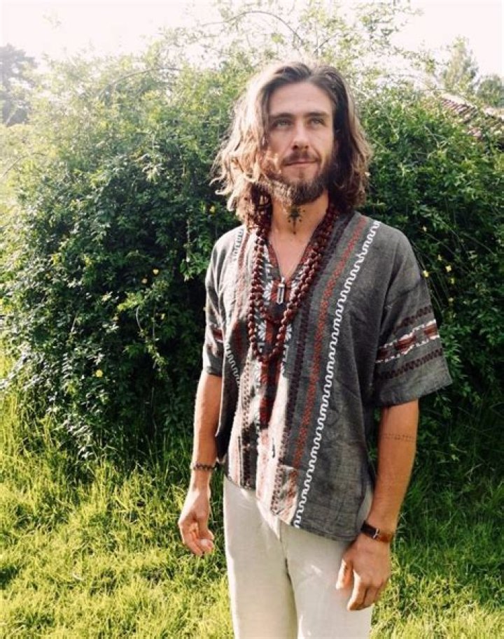 What do hippie guys wear?