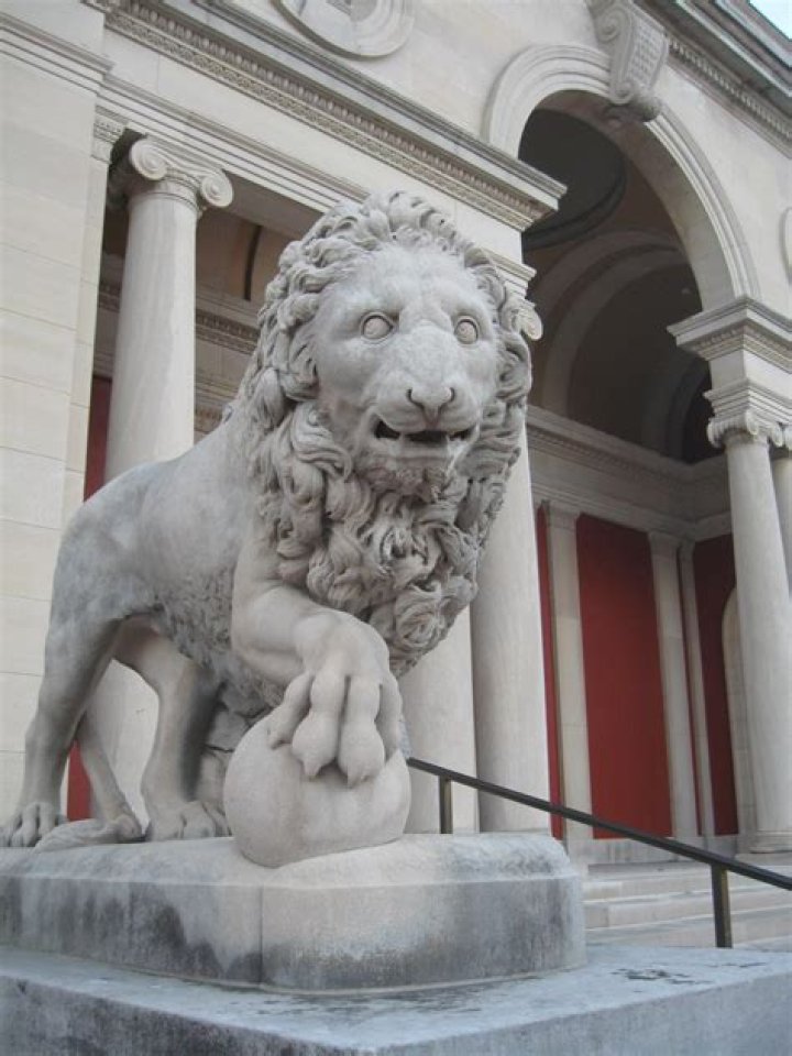 What do lion statues mean in front of a house?