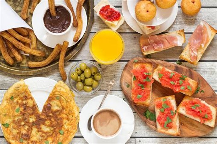 What do Spanish people eat for breakfast?