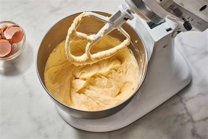 What does it mean for cake batter to ribbon?