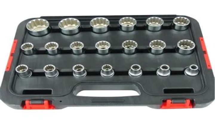 What is a spline socket set?