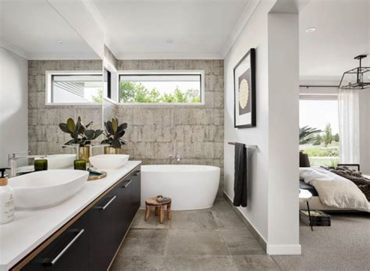 What is an en suite bathroom in a hotel?