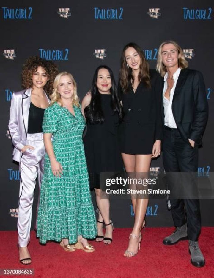 What Is Luke Eisner Height as Tall Girl 2 Premiers On Netflix? Does He Also Have A Girlfriend In 2022?