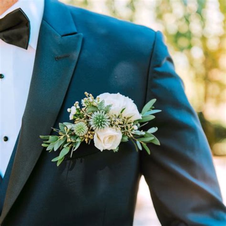What is the average cost of a boutonniere and corsage?