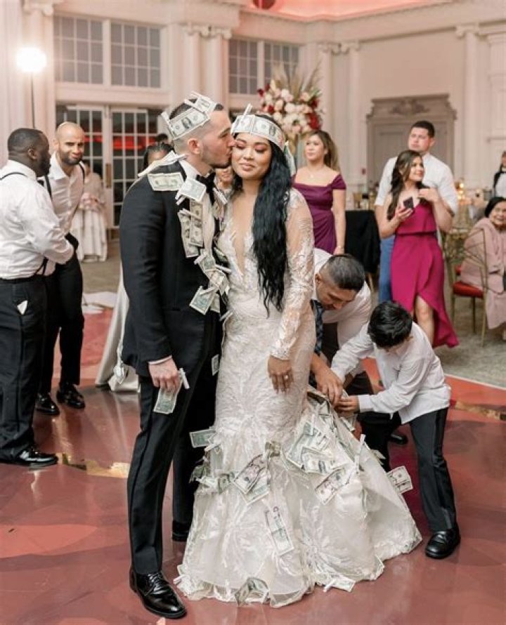 What is the dollar dance at a wedding?