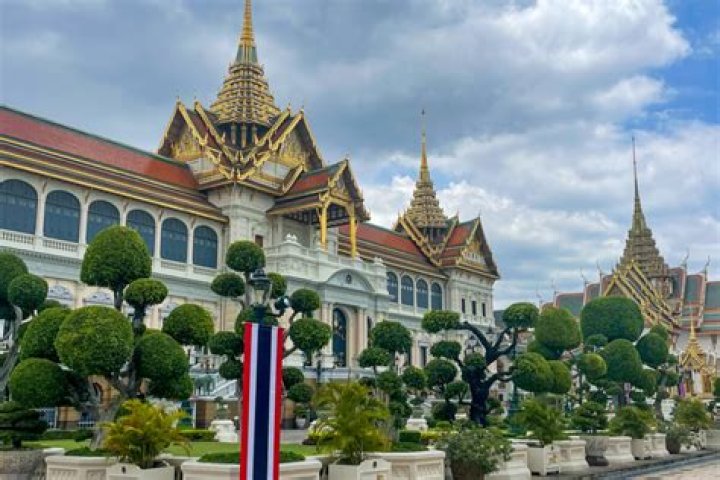 What is the dress code for the Grand Palace in Bangkok?