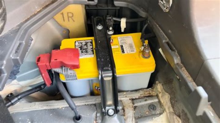 What kind of battery does a 2015 Nissan Sentra use?