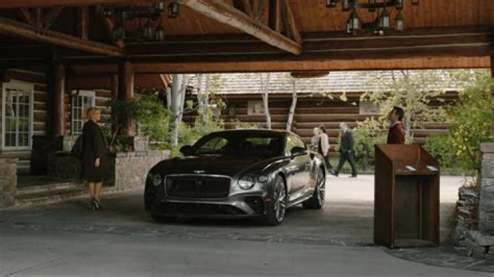 What kind of car does Devin Booker drive?