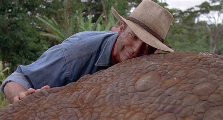 What kind of hat does Sam Neill wear in Jurassic Park?