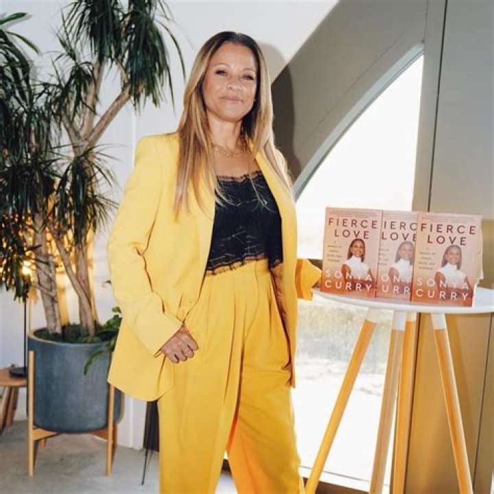 What race is Stephen Curry mom?