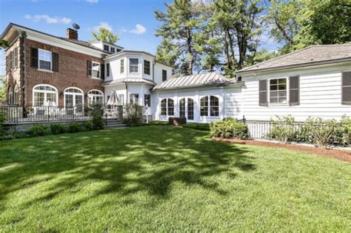 Where does Eli Manning live?