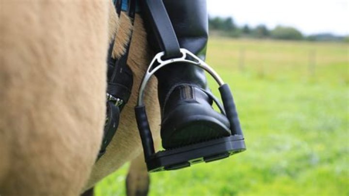 Which way do stirrups go on a saddle?