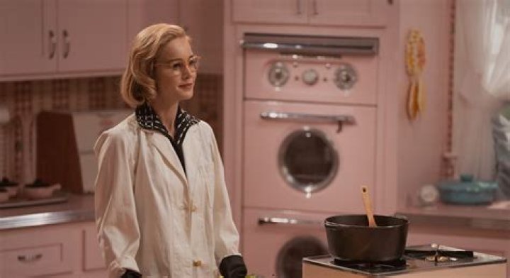 Who Becomes the New Host of Supper at Six in Lessons in Chemistry?