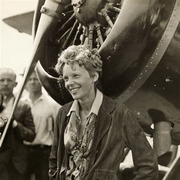 Who was the last surviving person with Amelia Earhart?